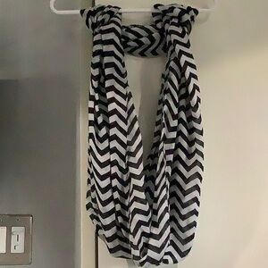 Black & white chevron scarf, no tags